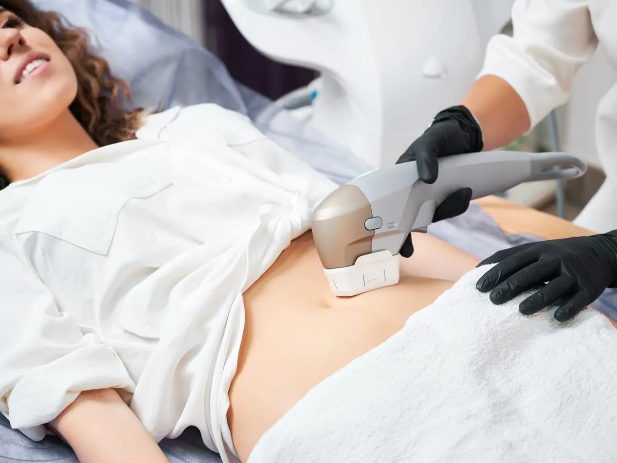 A patient receives a non-invasive fat-reduction treatment on her abdomen